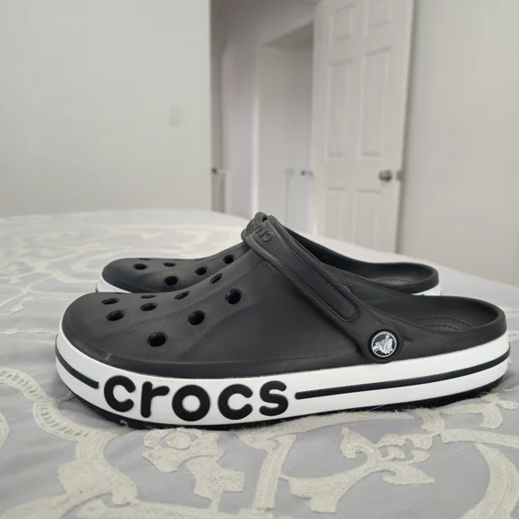 Mens Size 11 Crocs - Picture 1 of 4